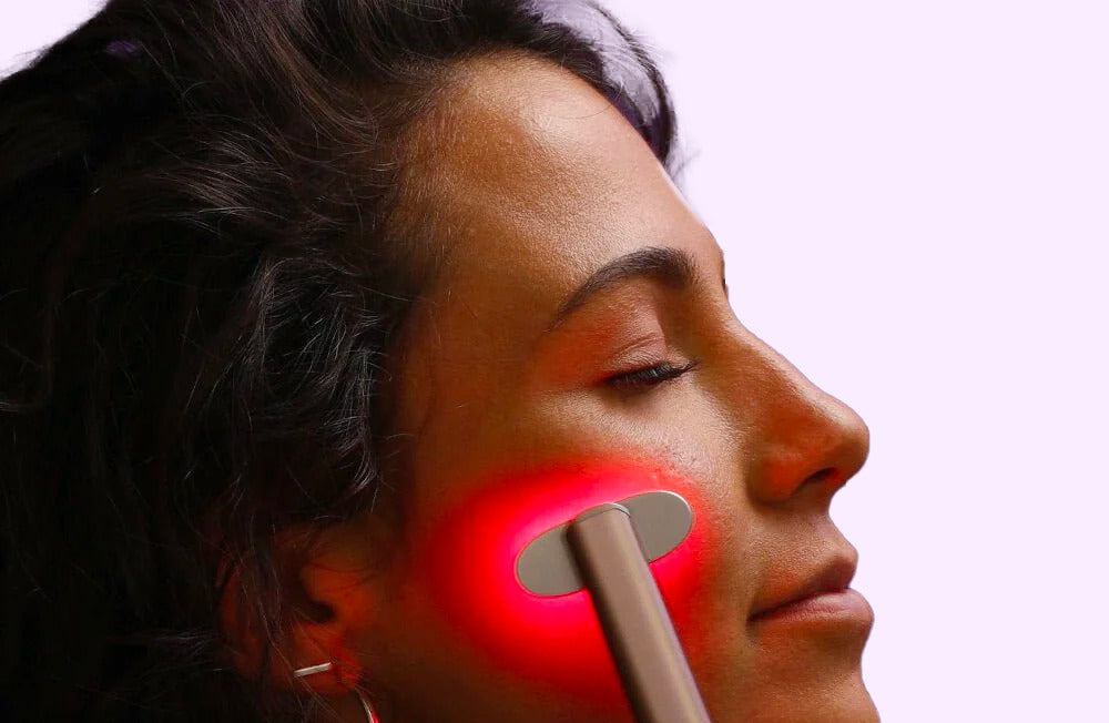 7 Eenvoudige manieren om lichttherapie te gebruiken voor een stralende huid